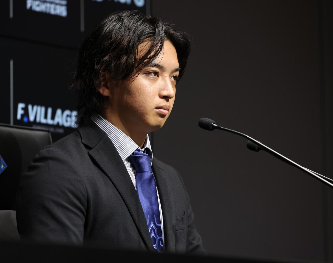 契約更改を終え記者会見する日本ハム山本拓（撮影・黒川智章）