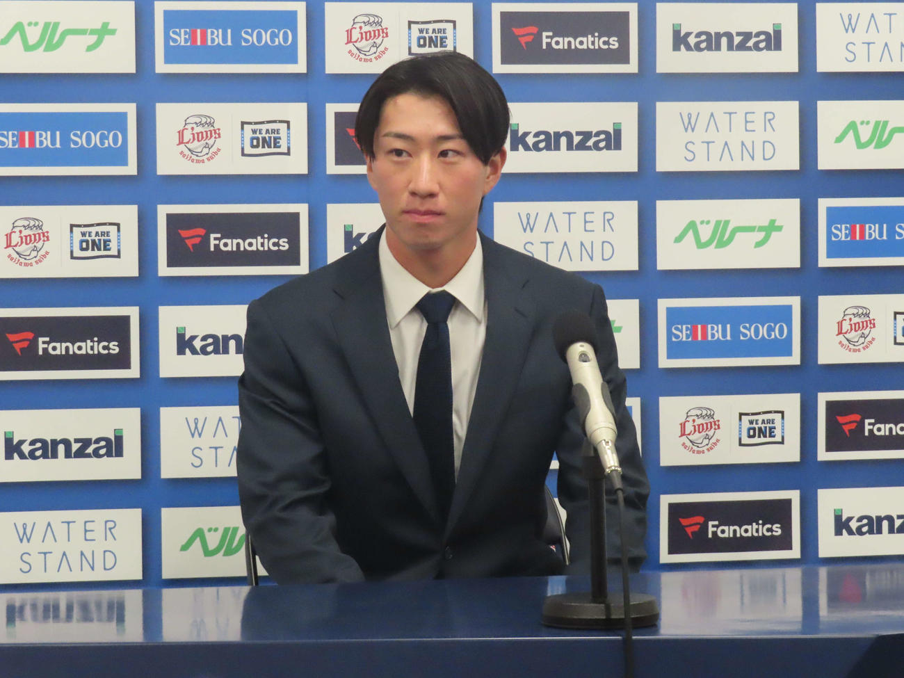 契約更改を終え会見に臨む西武斎藤（撮影・北村健龍）