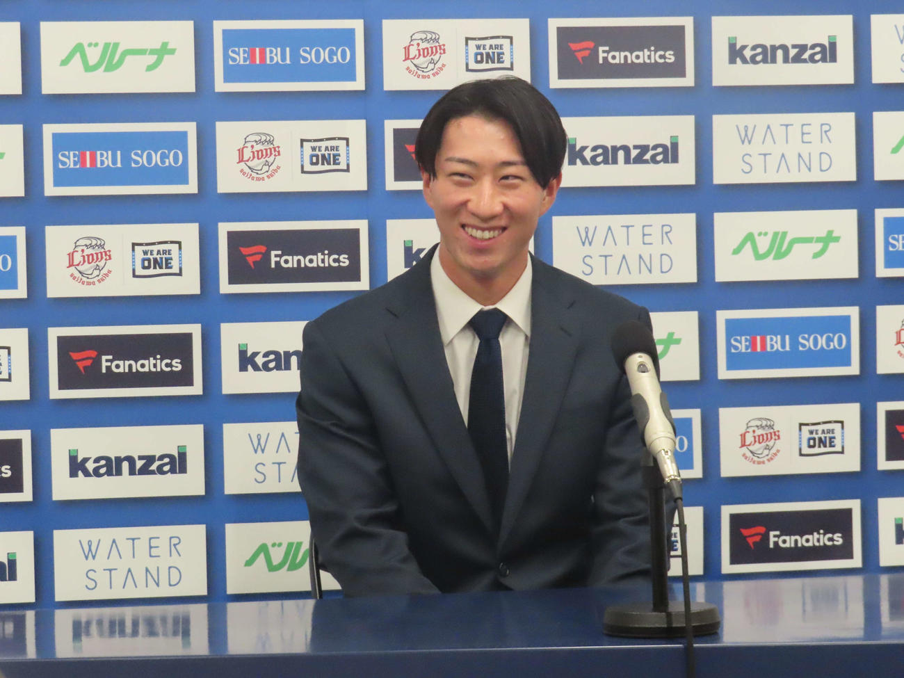 契約更改を終え会見に臨む西武斎藤（撮影・北村健龍）