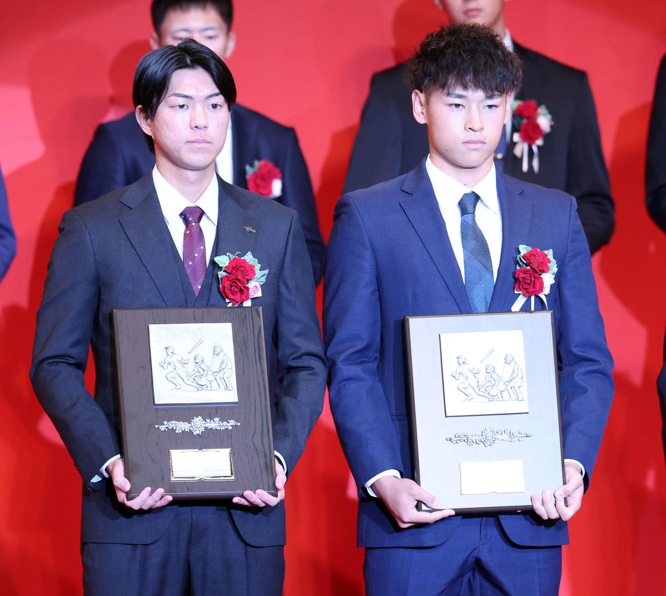 NPB AWARDS 2025　日刊スポーツ選定努力賞を受賞した巨人園田（左）と阪神早川（撮影・浅見桂子）