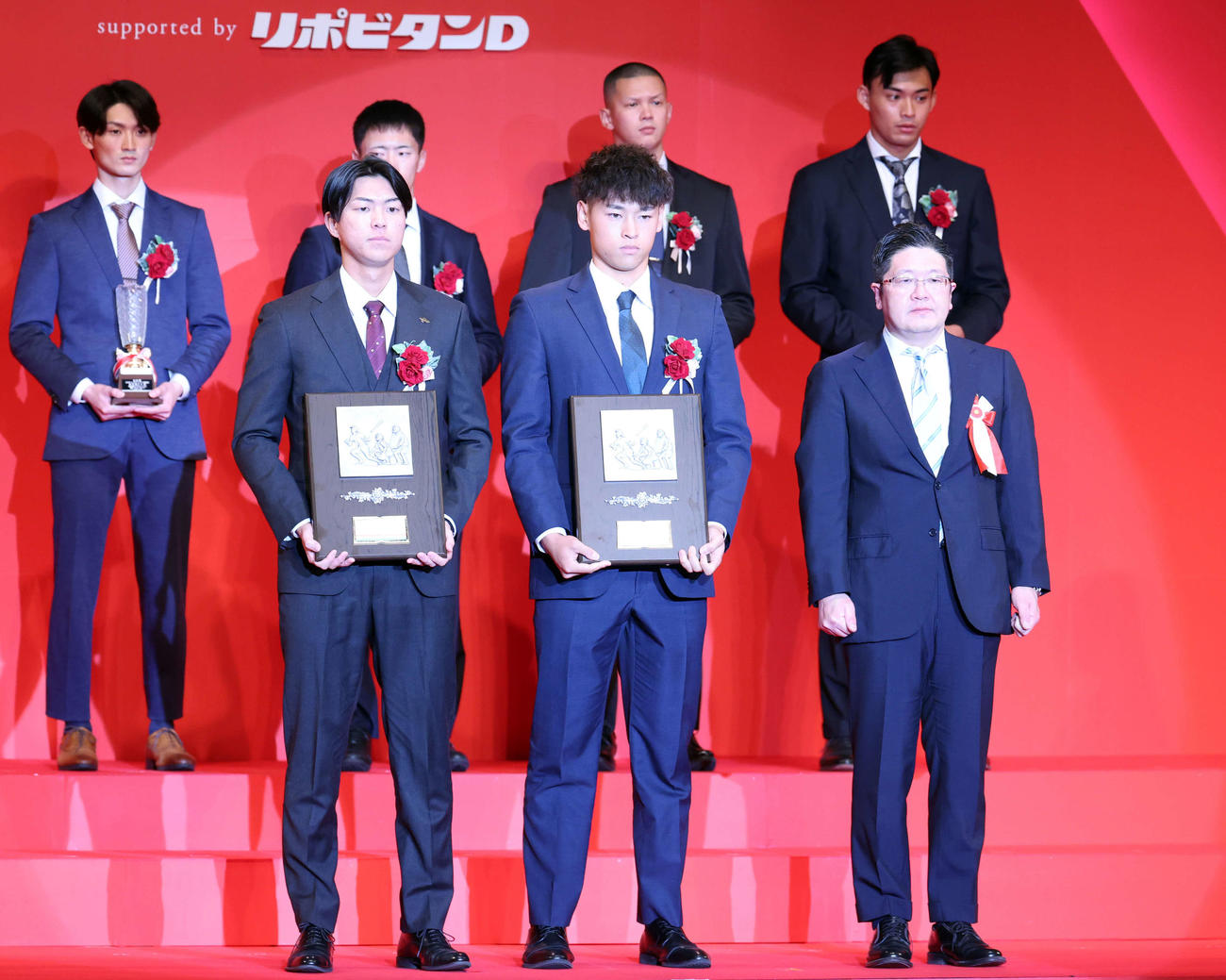 NPB AWARDS 2025　日刊スポーツ選定努力賞を受賞した、前列左から巨人園田、阪神早川、日刊スポーツ野球部宮下部長（撮影・浅見桂子）