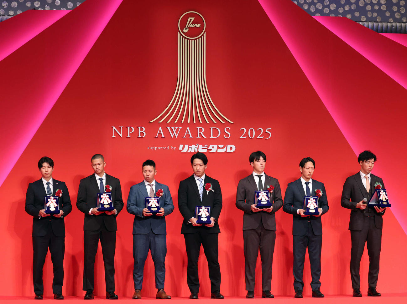 NPB AWARDS 2025　イースタン・リーグ優秀選手賞を受賞した、左からヤクルト下川、オイシックス能登、楽天秦、日本ハム有薗、ロッテ田中、西武篠原、巨人森田（撮影・浅見桂子）