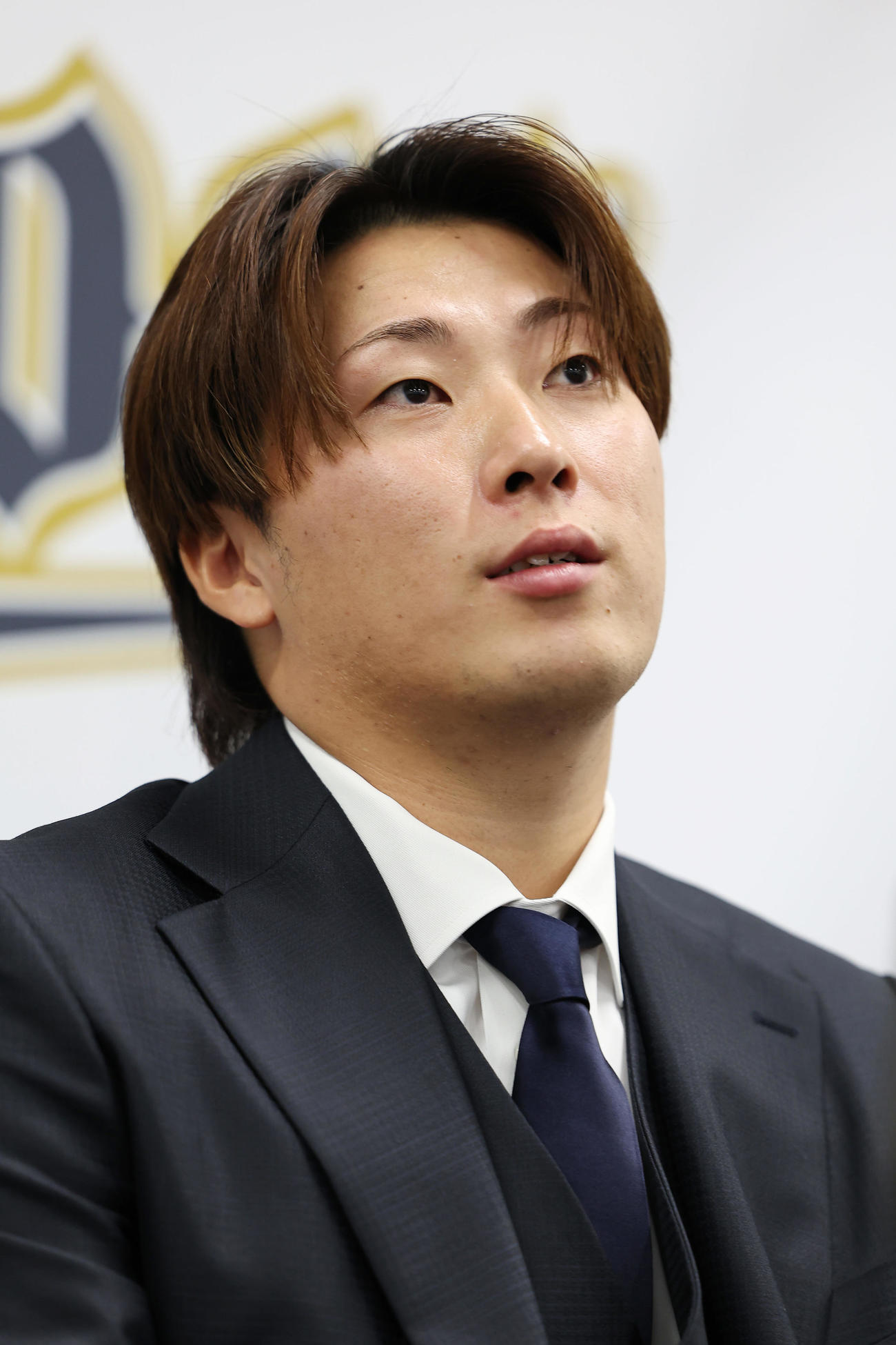 契約更改を終え、会見に臨むオリックス東（撮影・前田充）