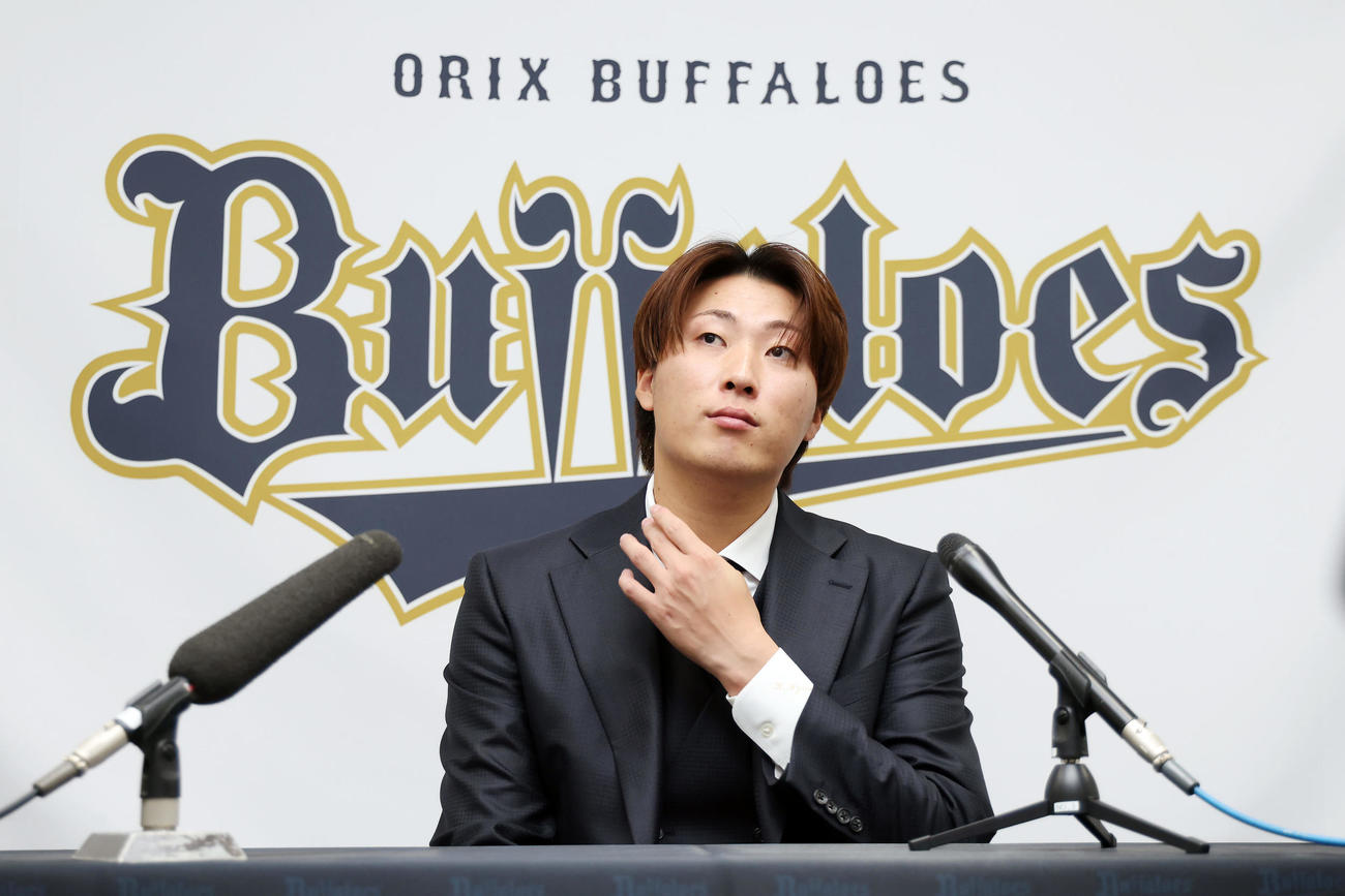 契約更改を終え、会見に臨むオリックス東（撮影・前田充）