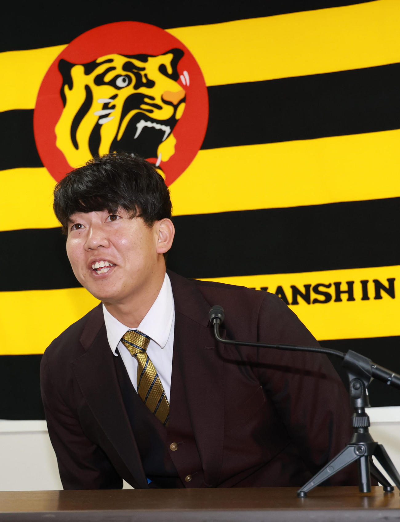 契約更改を終えた畠は笑顔を見せながら記者の質問に答える（撮影・上田博志）