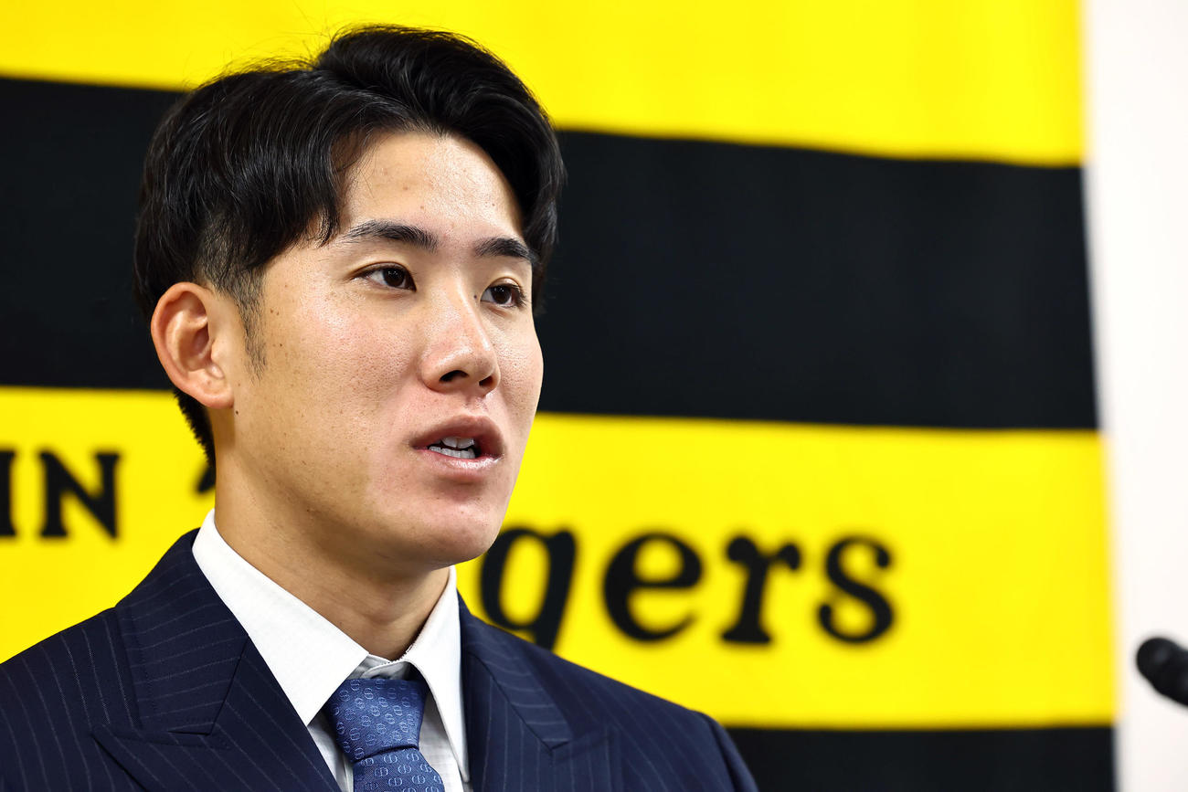契約更改を終えた富田は取材を受ける（撮影・上田博志）