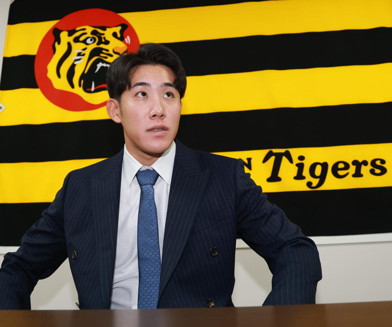 契約更改を終えた富田は取材を受ける（撮影・上田博志）