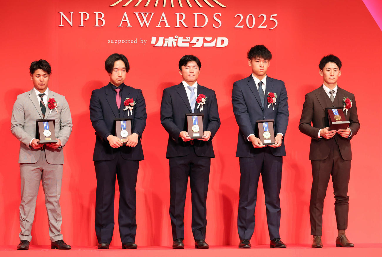 NPB AWARDS 2025　ウエスタン・リーグ優秀選手賞を受賞した、左からくふうハヤテ仲村、広島佐藤、オリックス茶野、阪神早川、中日尾田（撮影・浅見桂子）