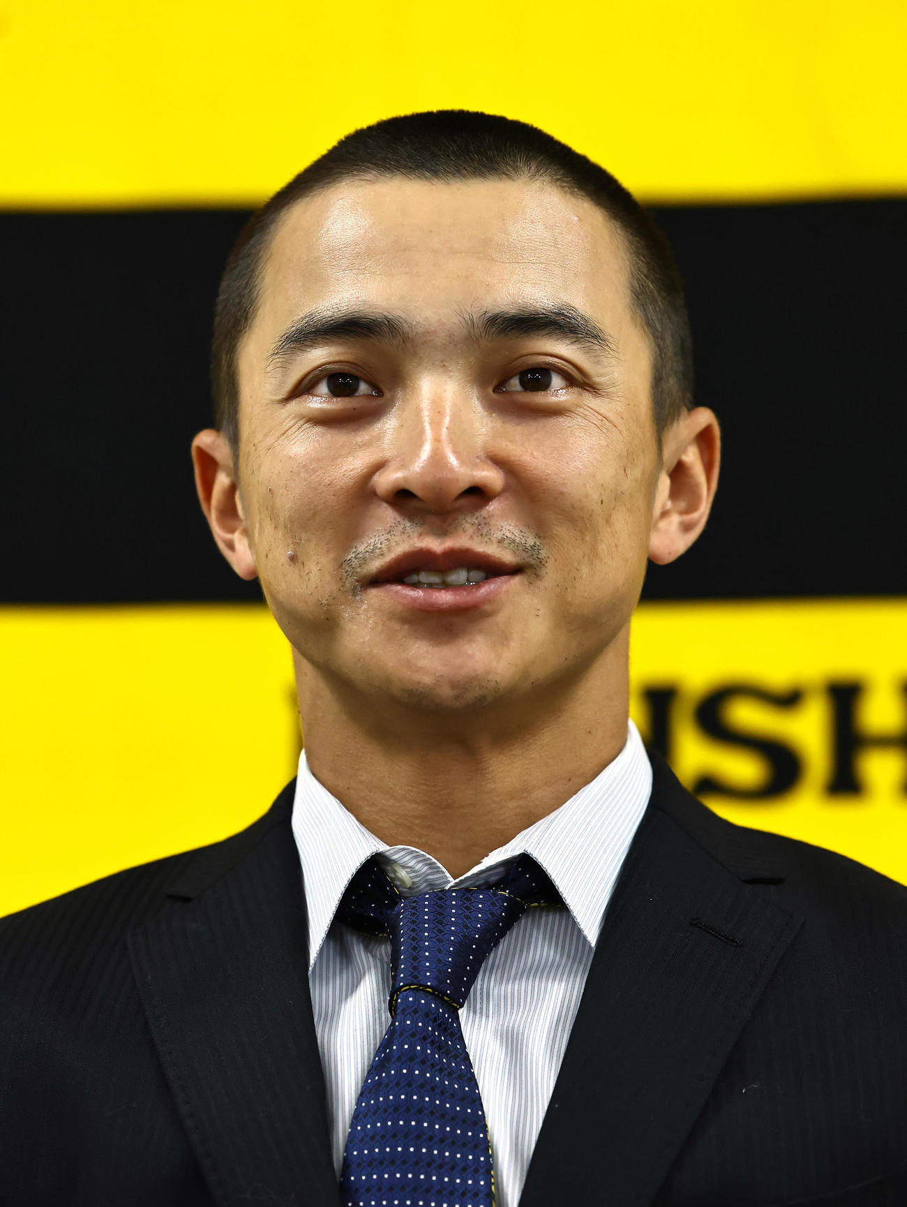 契約更改を終えた熊谷は取材を受ける（撮影・上田博志）