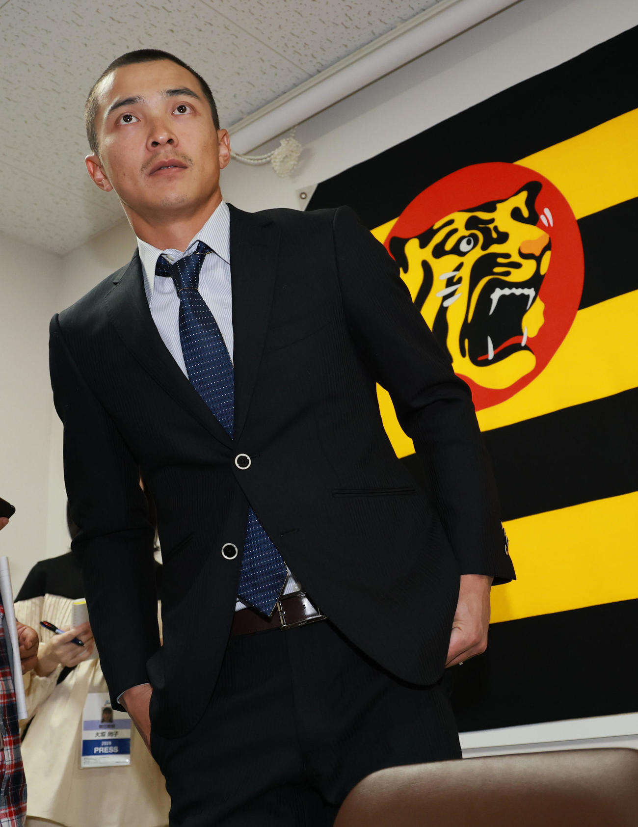 契約更改を終えた熊谷は取材を受ける（撮影・上田博志）