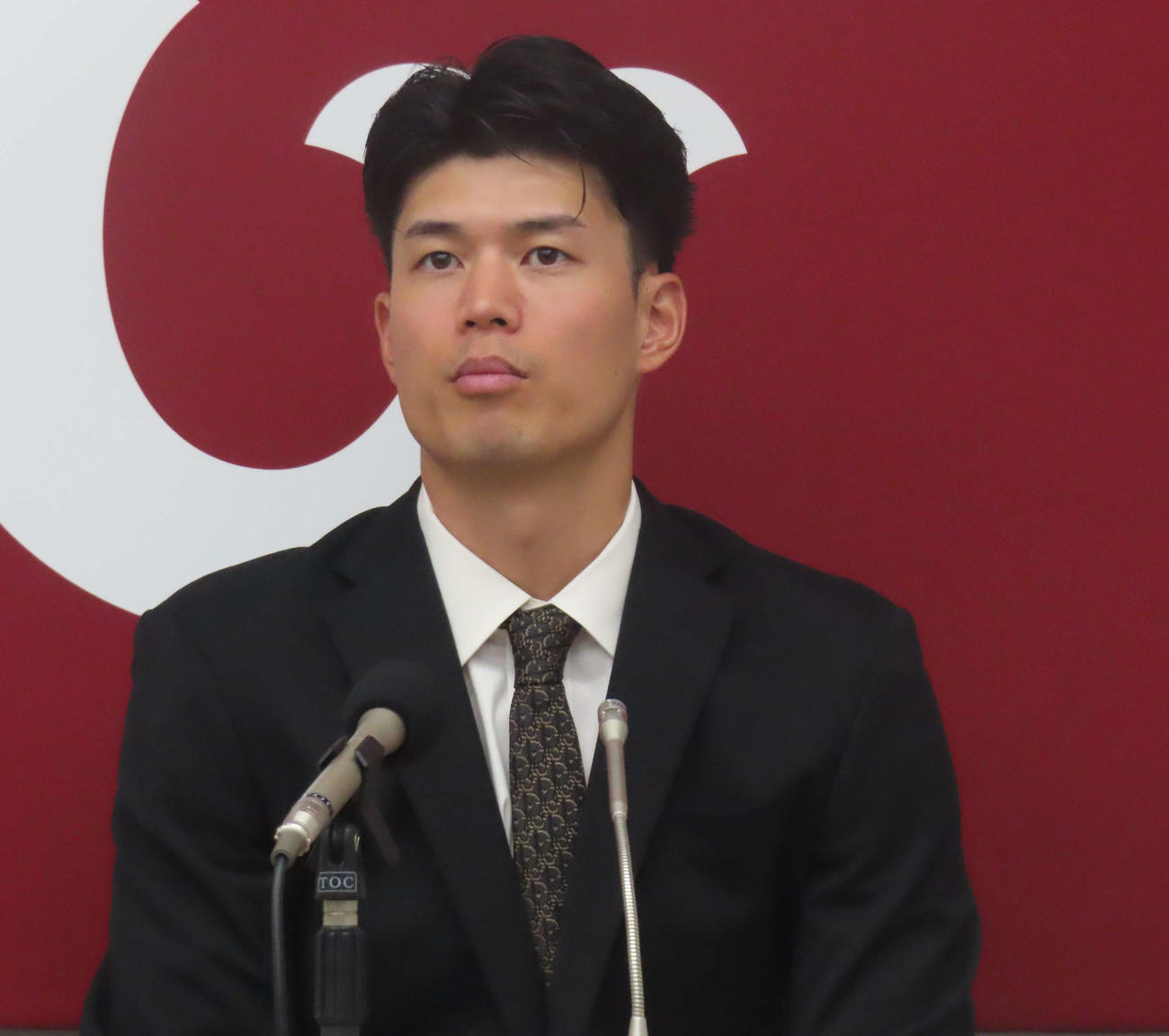 契約更改交渉を終え、会見に臨む巨人若林（撮影・水谷京裕）