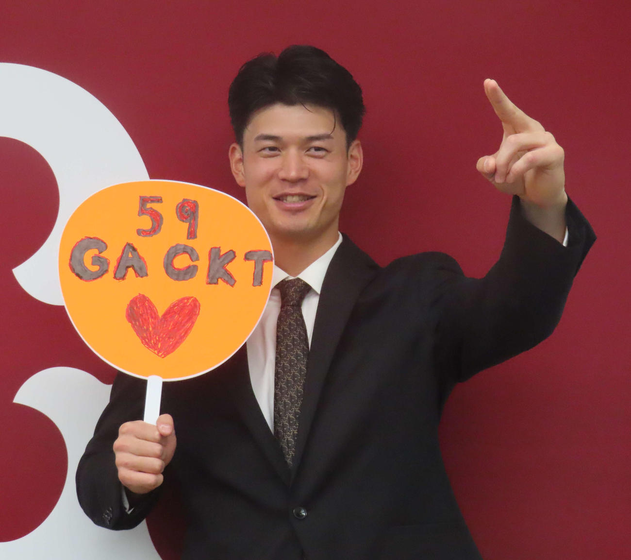 契約更改交渉を終え、会見に臨む巨人若林（撮影・水谷京裕）