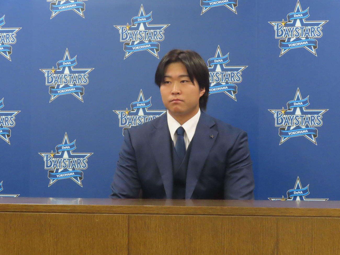 契約更改交渉後、会見するDeNA石上