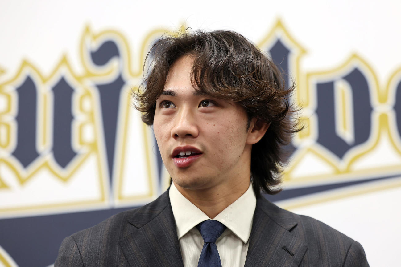契約更改を終え、会見に臨むオリックス片山（撮影・前田充）