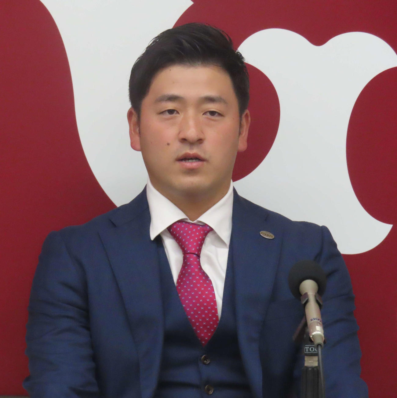 契約更改交渉を終え、会見に臨む巨人岸田（撮影・水谷京裕）