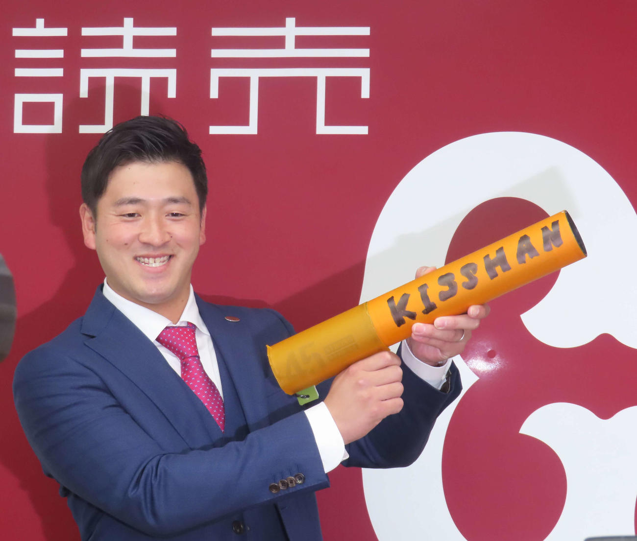 契約更改交渉を終え、会見に臨む巨人岸田（撮影・水谷京裕）