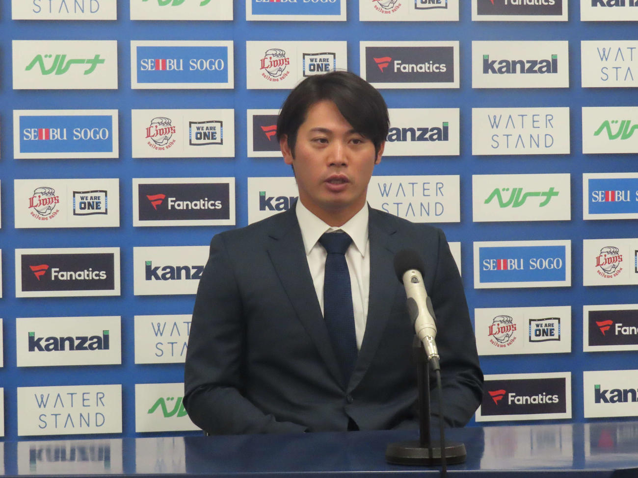契約更改を終え会見に臨む西武岸（撮影・北村健龍）
