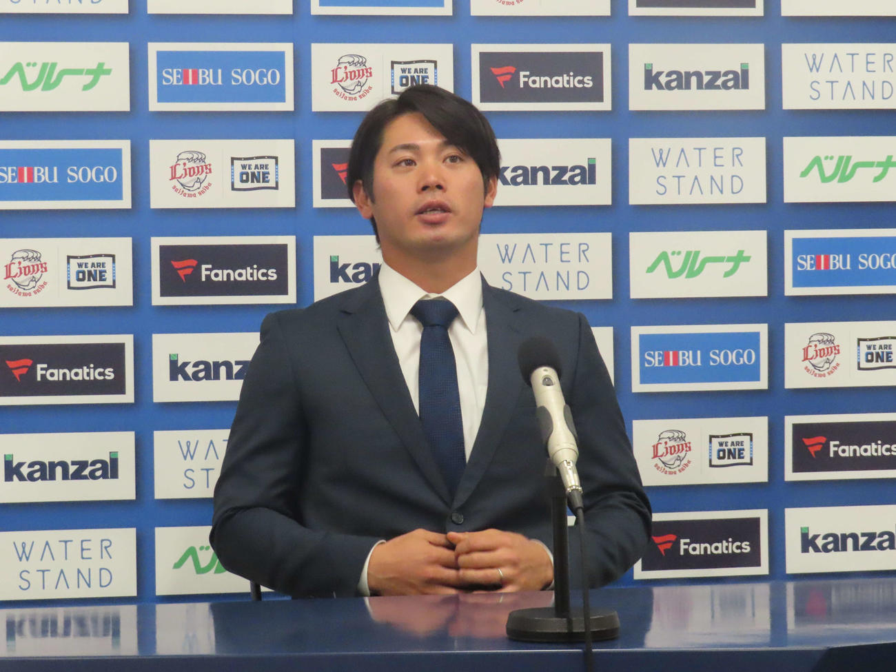 契約更改を終え会見に臨む西武岸（撮影・北村健龍）
