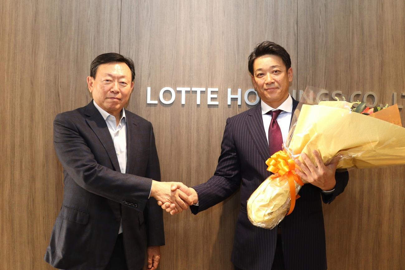 サブロー監督（右）と重光昭夫球団代表取締役会長オーナー（球団提供）