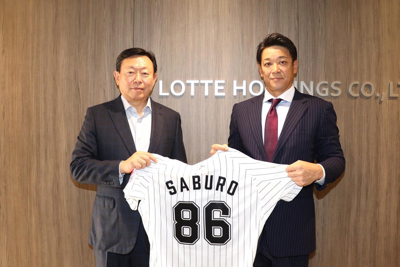 サブロー監督（右）と重光昭夫球団代表取締役会長オーナー（球団提供）