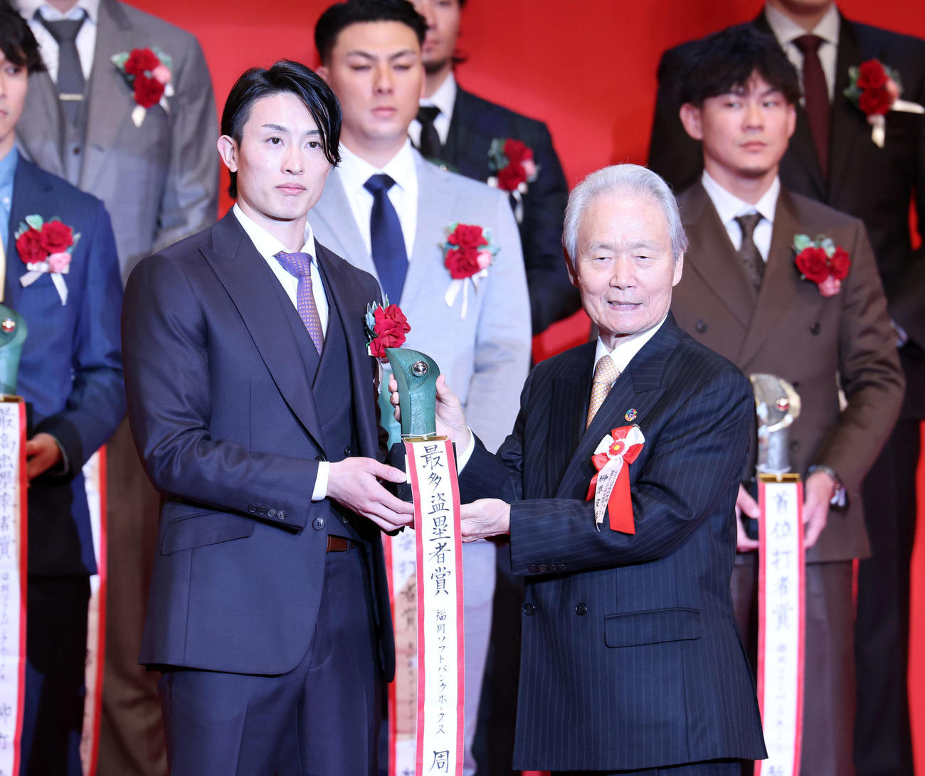 NPB AWARDS 2025　パ・リーグの最多盗塁者賞を受賞したソフトバンク周東（撮影・浅見桂子）