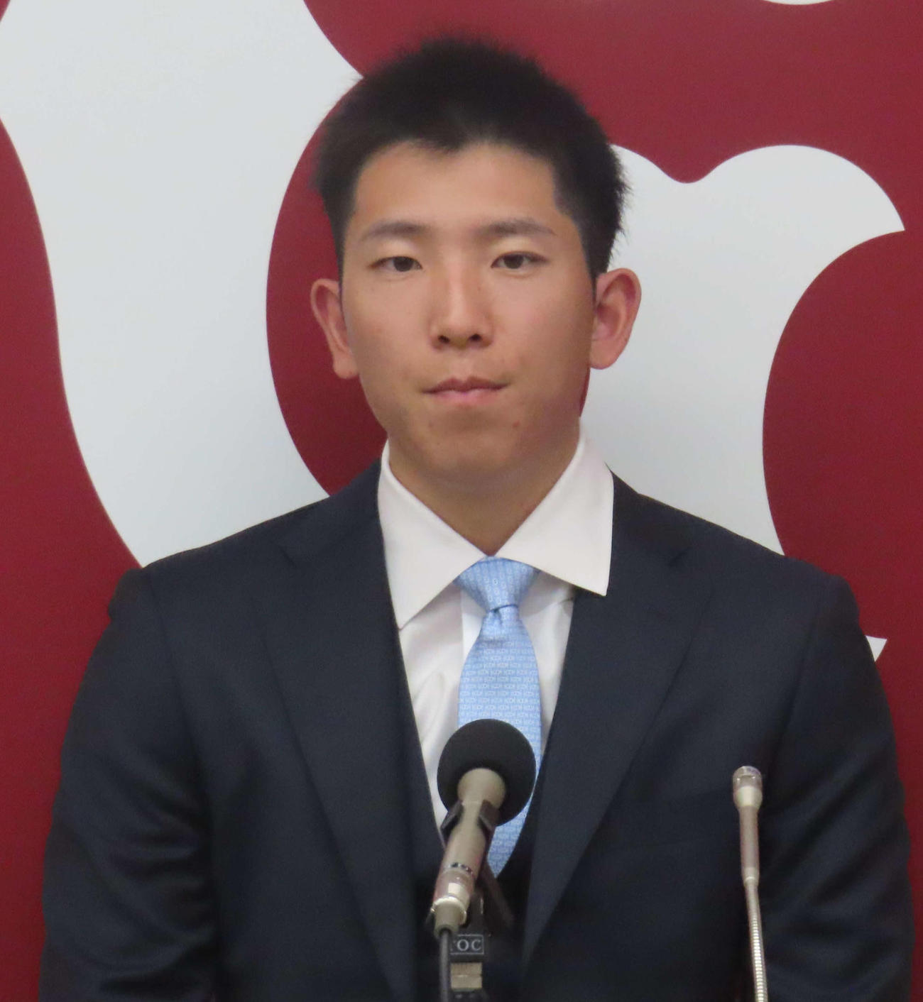 契約更改交渉を終え、会見に臨む巨人戸郷（撮影・水谷京裕）