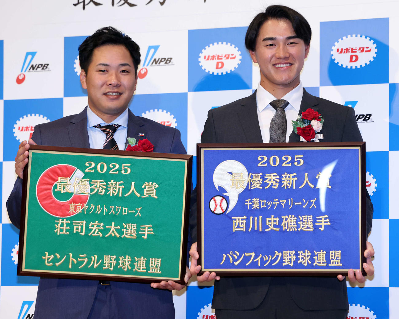 NPB AWARDS 2025　最優秀新人賞を受賞したヤクルト荘司（左）とロッテ西川は笑顔で記念撮影（撮影・浅見桂子）