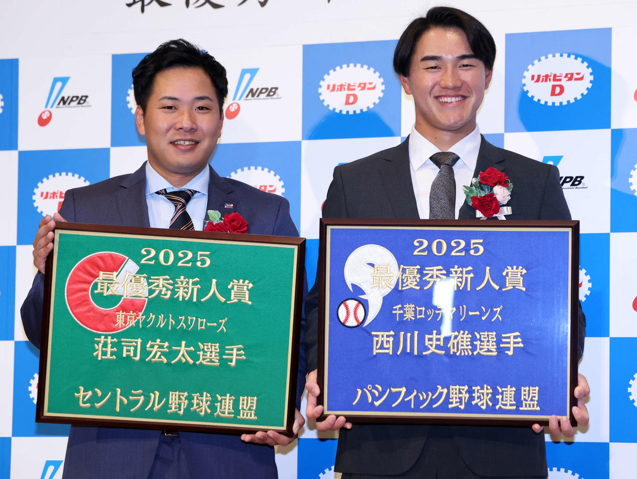 NPB AWARDS 2025　最優秀新人賞を受賞したヤクルト荘司（左）とロッテ西川は笑顔で記念撮影（撮影・浅見桂子）