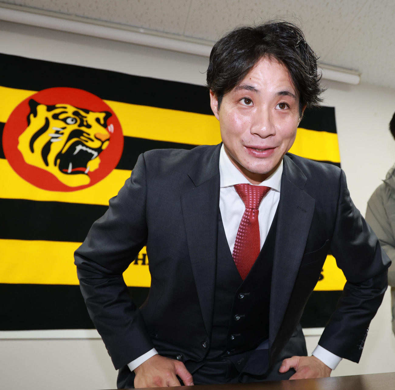 契約更改を終えた木浪は取材を受ける（撮影・上田博志）