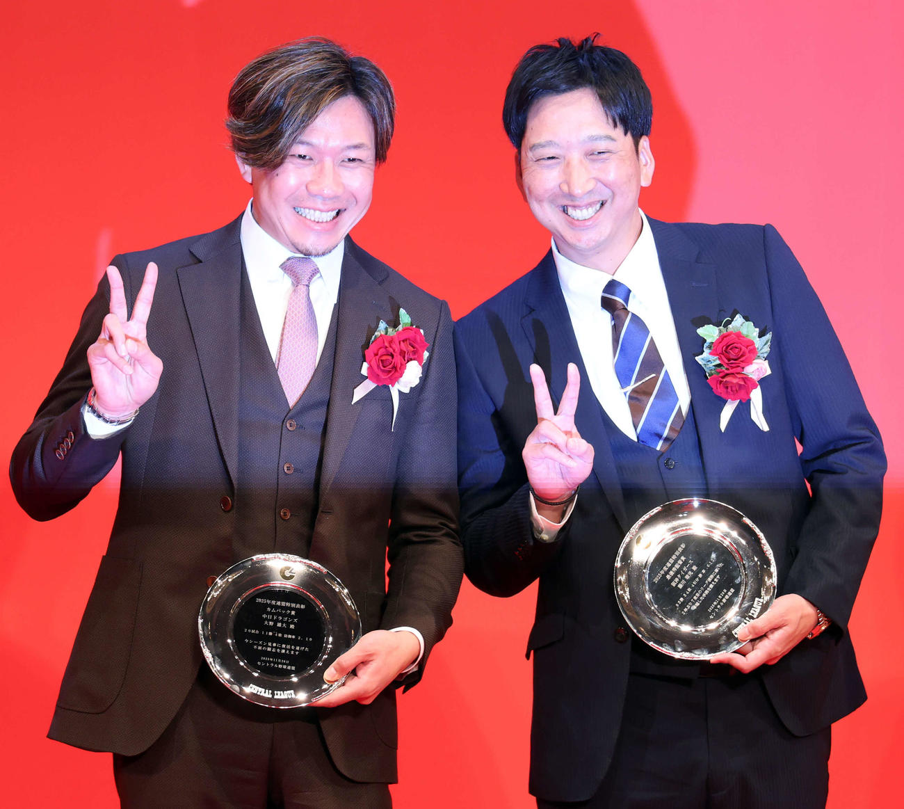 NPB AWARDS 2025　連盟特別表彰で笑顔のVサインで記念撮影する中日大野（左）と阪神藤川監督（撮影・浅見桂子）
