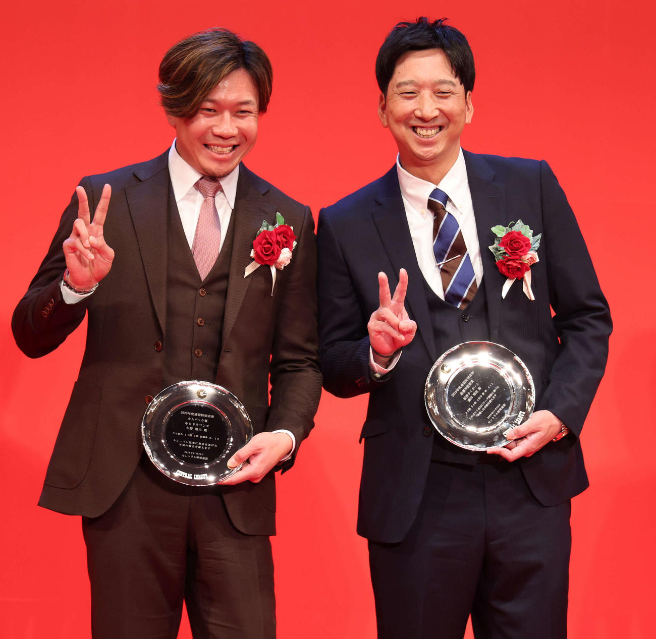 NPB AWARDS 2025　連盟特別表彰で笑顔のVサインで記念撮影する中日大野（左）と阪神藤川監督（撮影・浅見桂子）