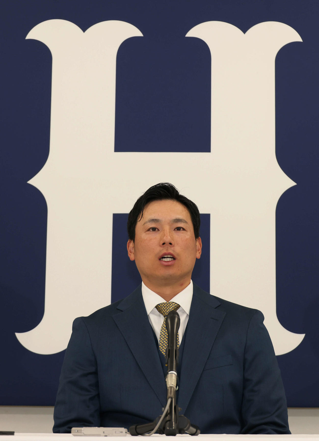契約更改後、会見する広島栗林（撮影・加藤孝規）　