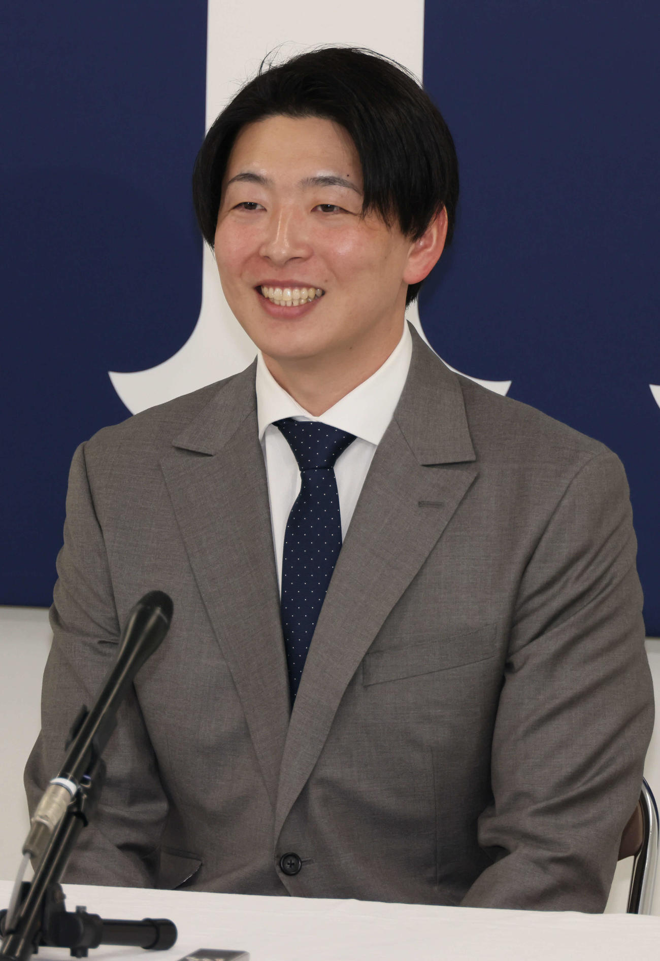 契約更改後、会見する広島大瀬良（撮影・加藤孝規）　