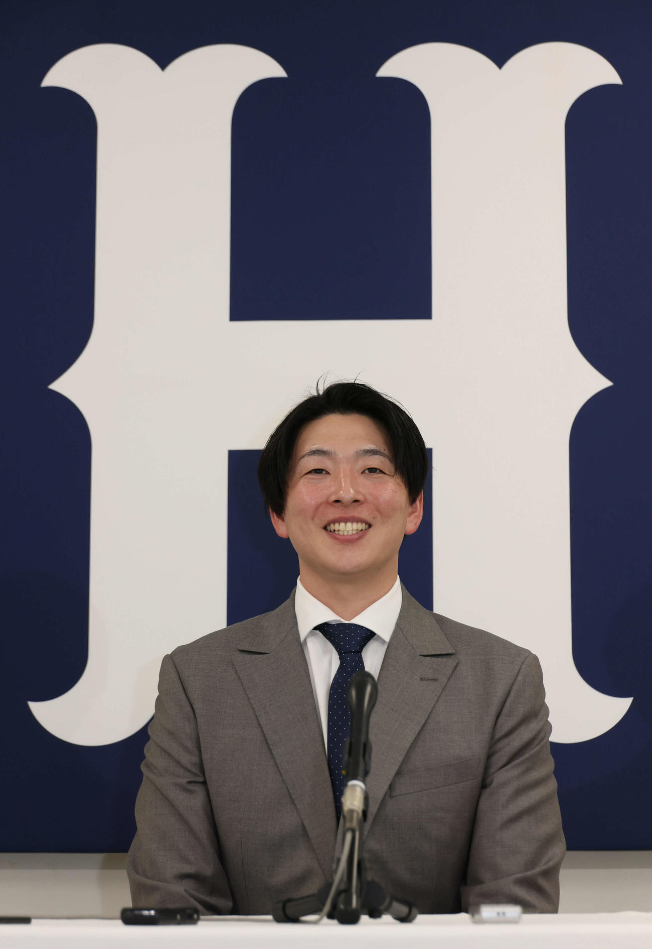 契約更改後、会見する広島大瀬良（撮影・加藤孝規）　