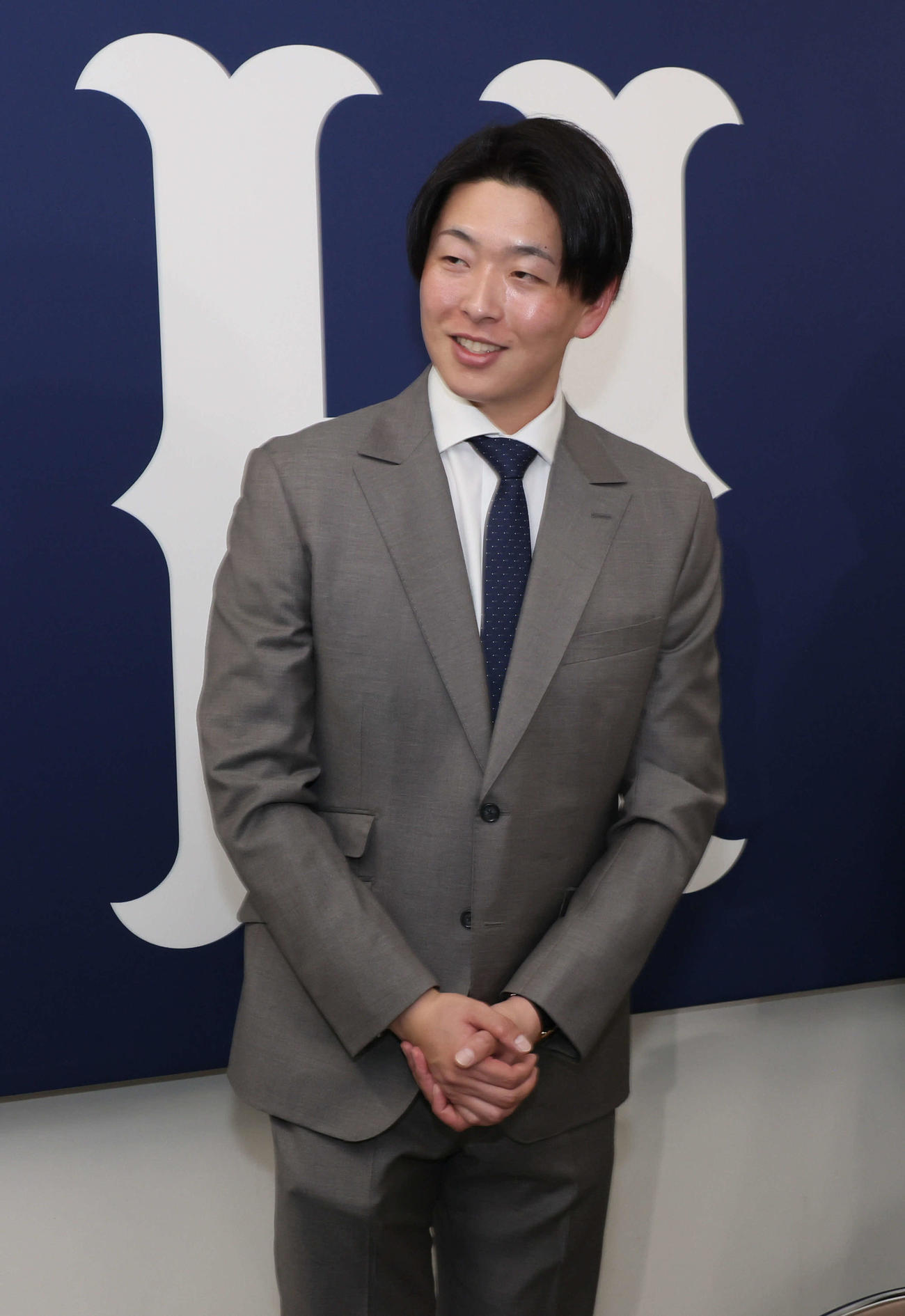 契約更改後、会見する広島大瀬良（撮影・加藤孝規）　