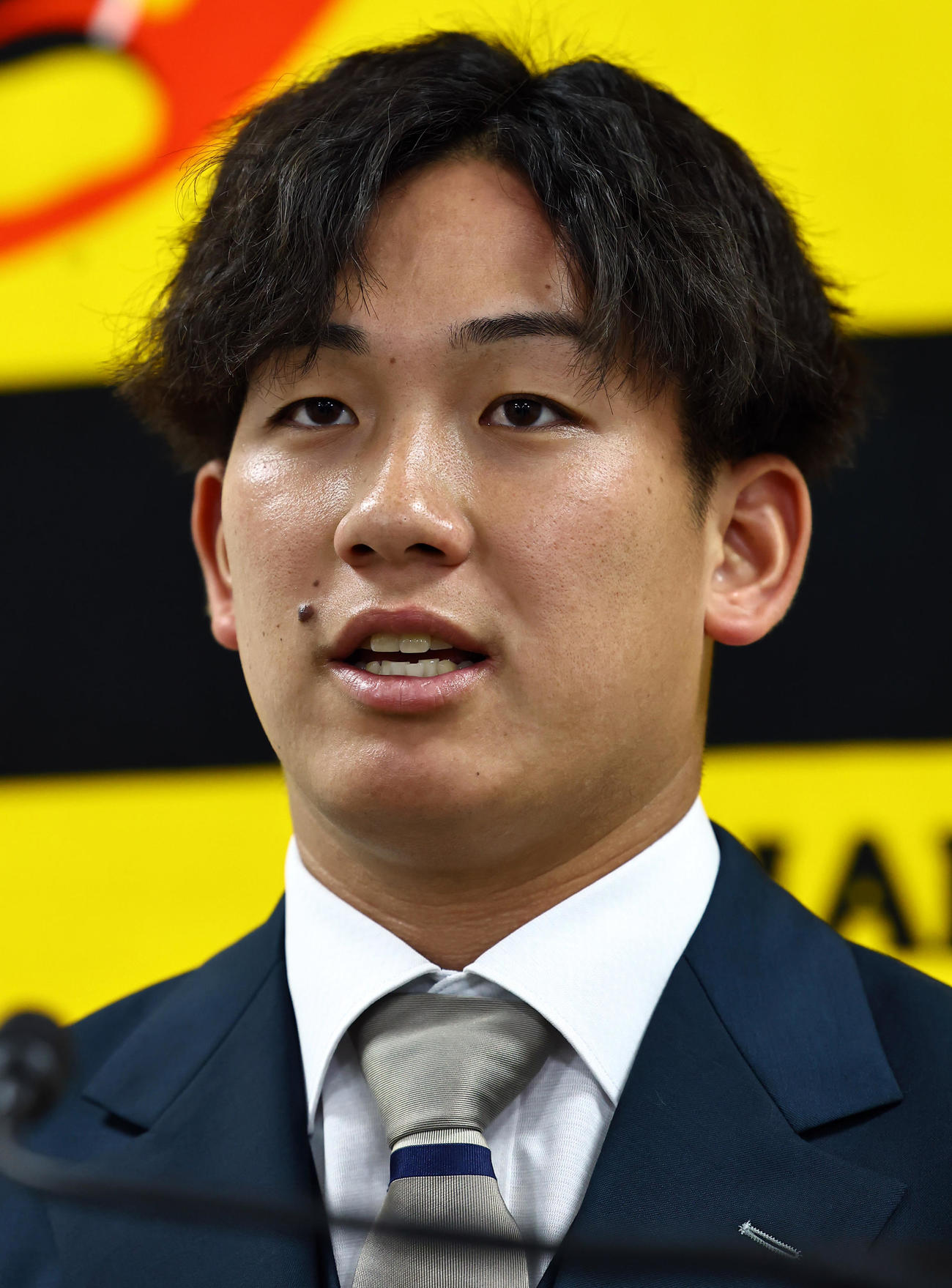 契約更改を終えた伊原は取材を受ける（撮影・上田博志）