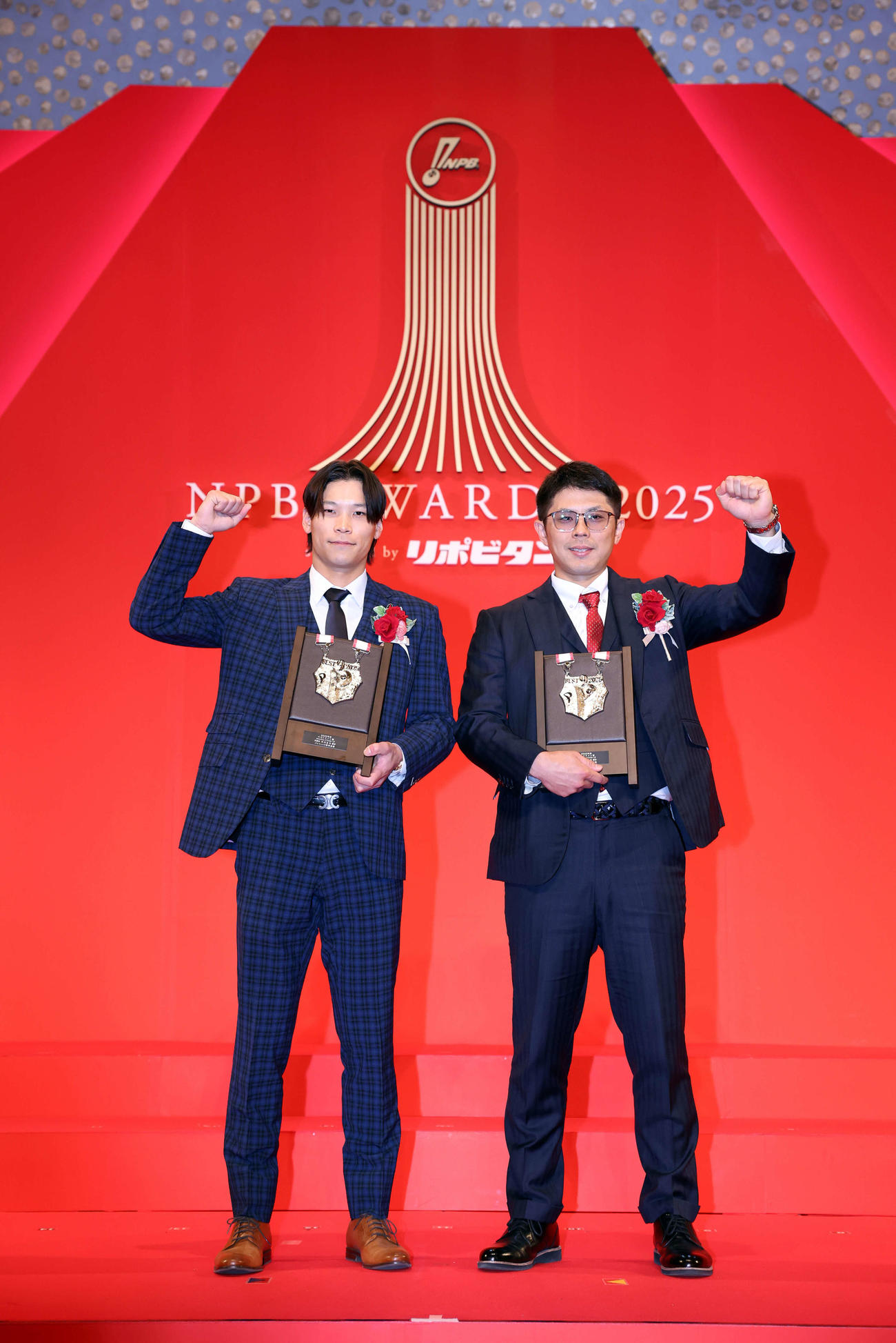 NPB AWARDS 2025　授賞式後、笑顔で記念撮影するオリックス中川（左）と若月（撮影・浅見桂子）