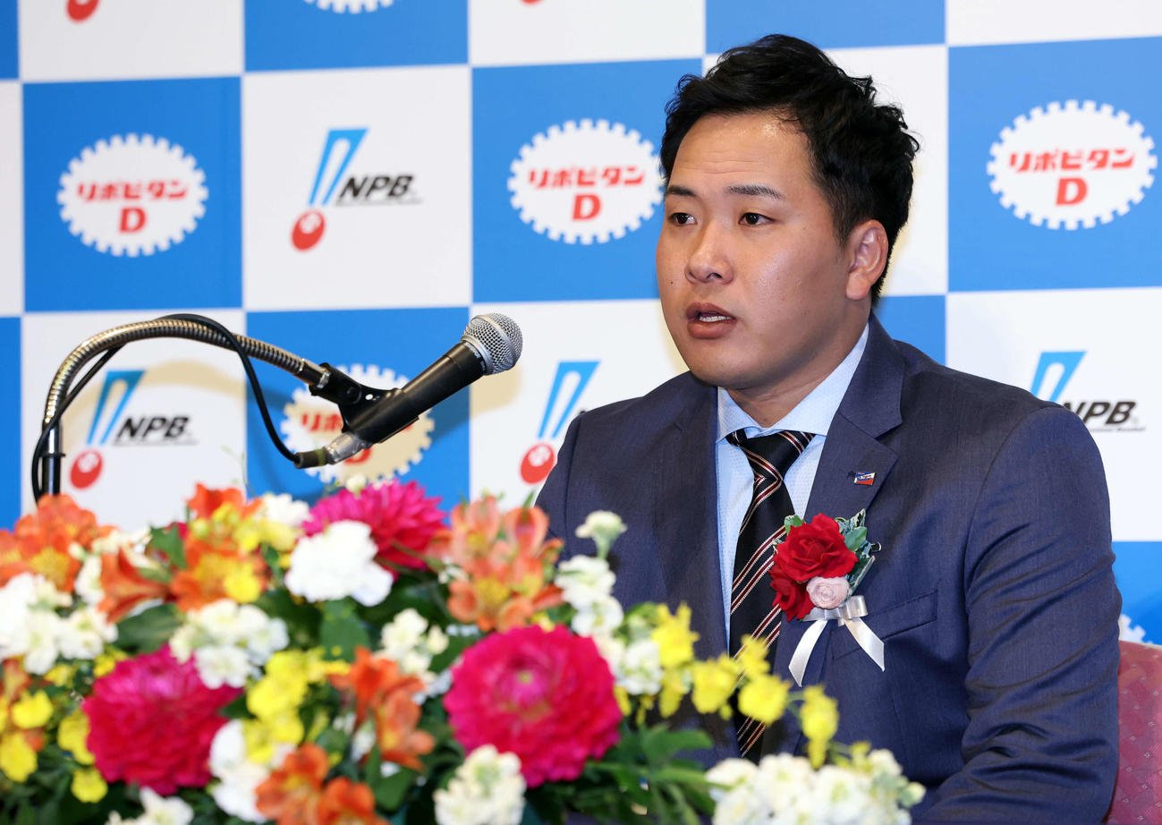 NPB AWARDS 2025　セ・リーグの最優秀新人賞を受賞したヤクルト荘司（撮影・浅見桂子）