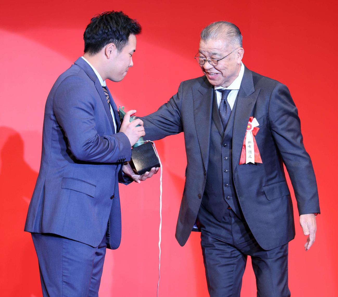 NPB AWARDS 2025　セ・リーグ最優秀新人賞を受賞したヤクルト荘司（左）はプレゼンターの掛布雅之氏から声をかけられる（撮影・浅見桂子）