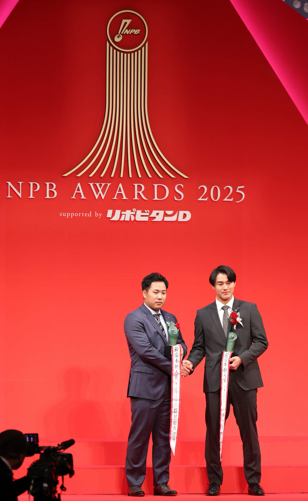 NPB AWARDS 2025　最優秀新人賞を受賞したヤクルト荘司（左）とロッテ西川（撮影・浅見桂子）