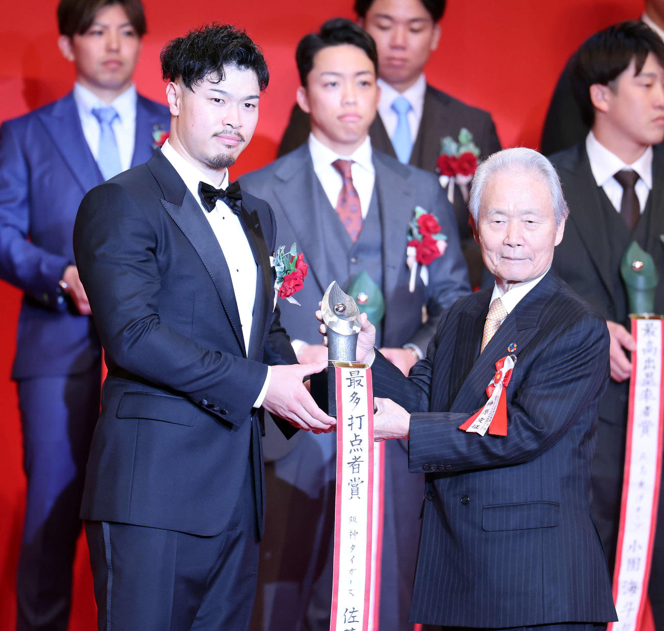 NPB AWARDS 2025　セ・リーグの最多本塁打賞等2冠達成の阪神佐藤輝（撮影・浅見桂子）