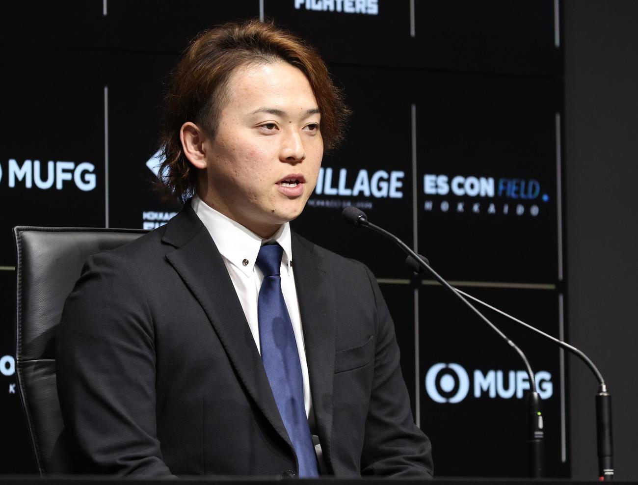契約更改を終え記者会見する生田目（撮影・黒川智章）