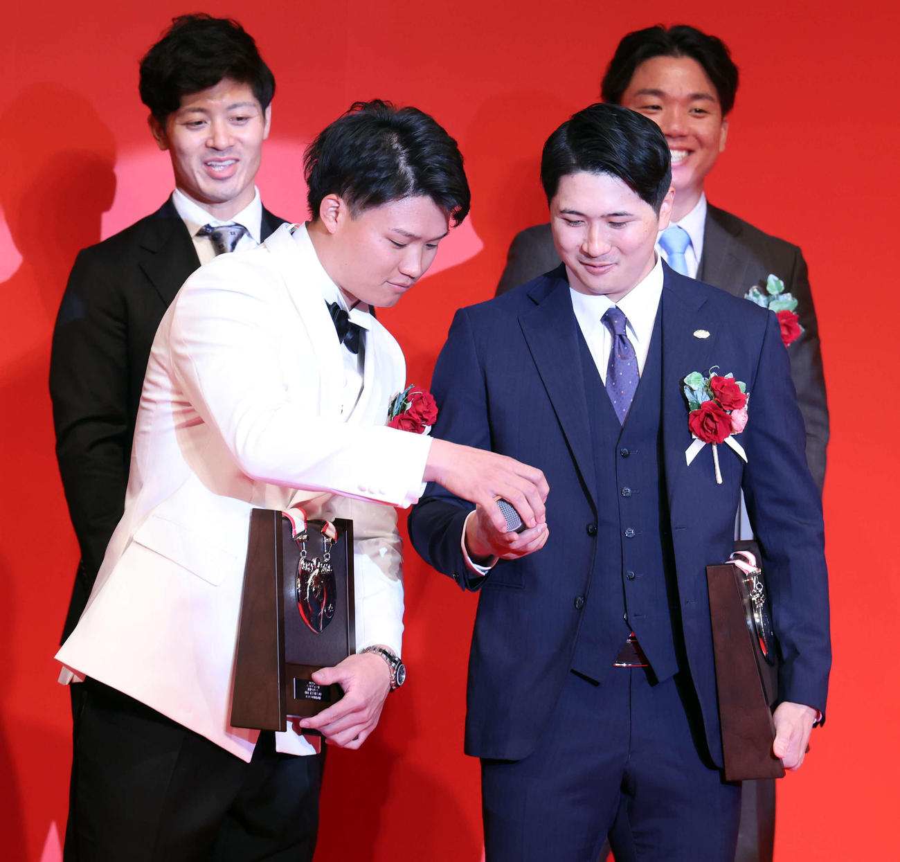 NPB AWARDS 2025　ベストナイン賞のインタビューで、巨人泉口（右）のマイクを直す阪神森下（撮影・浅見桂子）