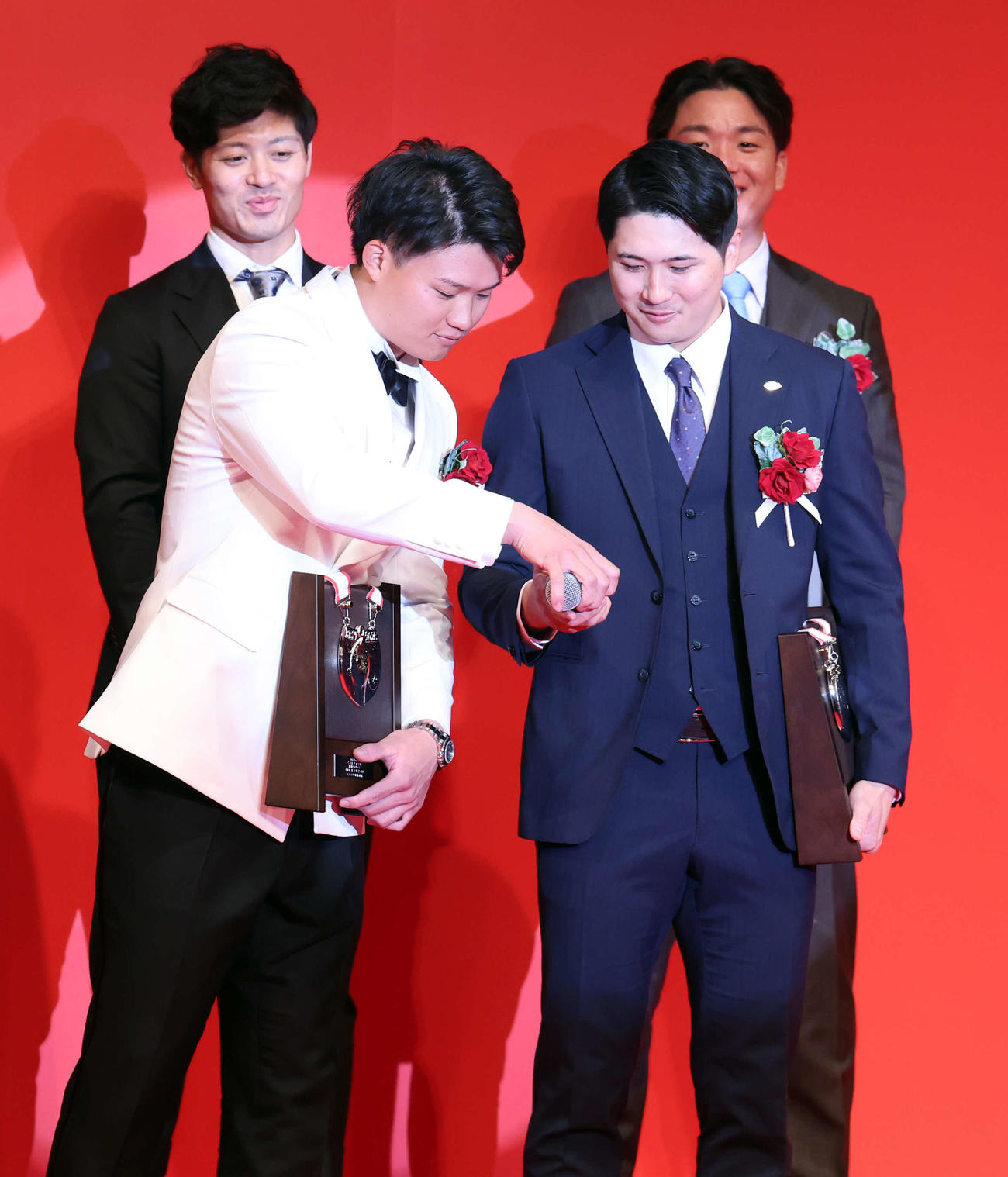 NPB AWARDS 2025　ベストナイン賞のインタビューで、巨人泉口（右）のマイクを直す阪神森下（撮影・浅見桂子）