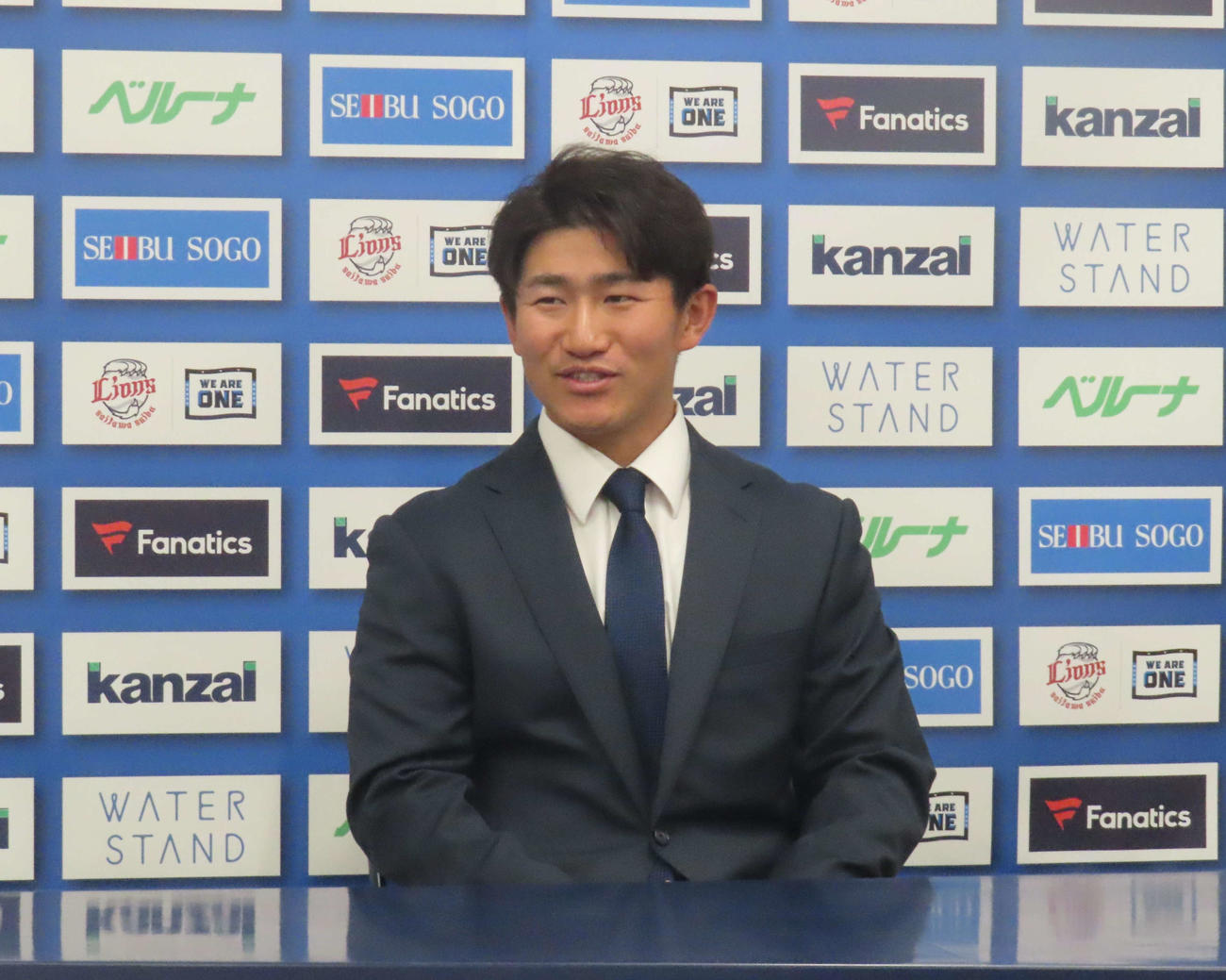 契約更改を終え会見に臨む西武野村（撮影・北村健龍）
