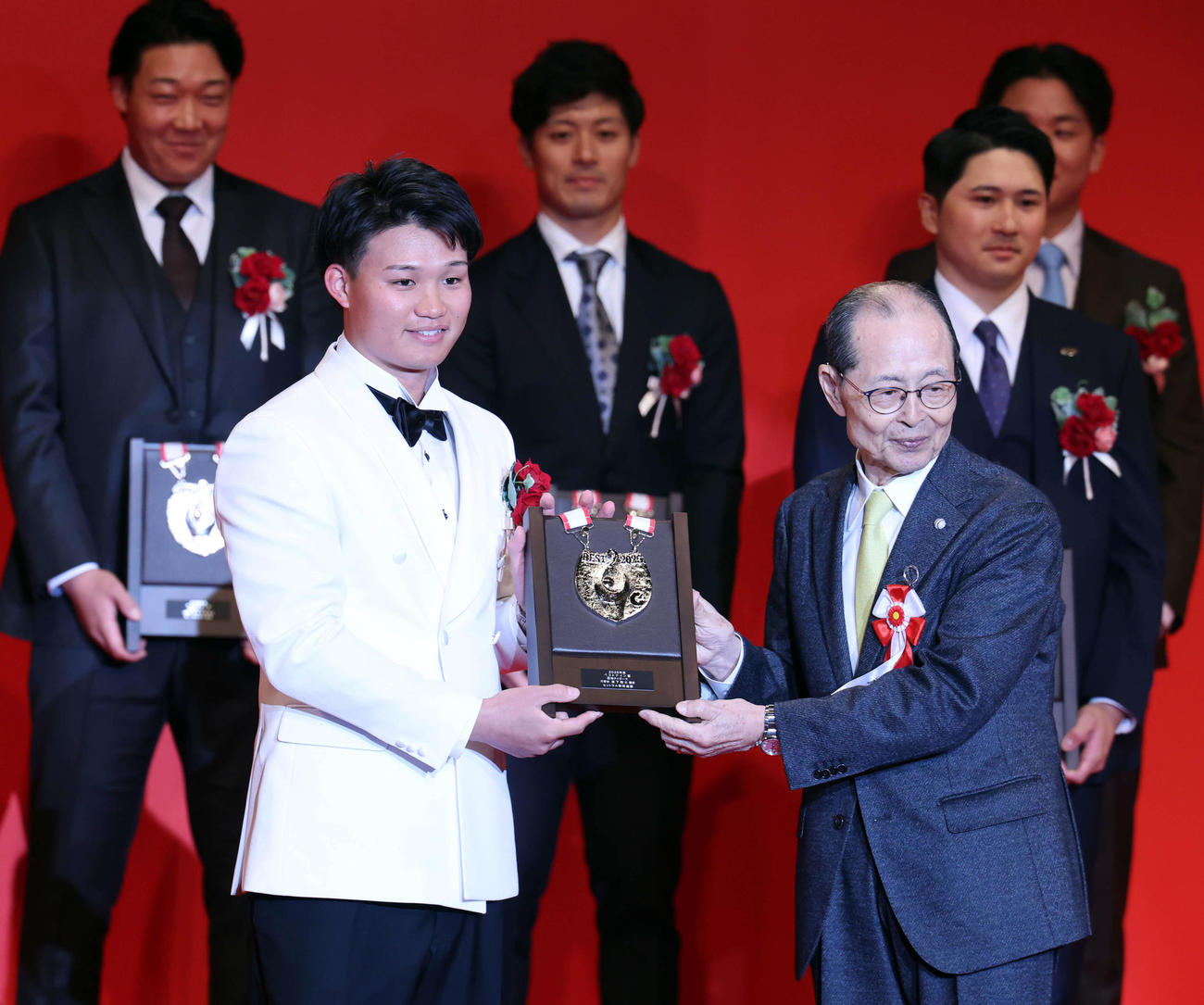 NPB AWARDS 2025　ベストナイン賞を受賞し、プレゼンターの王貞治氏（右）から盾を受け取る阪神森下（撮影・浅見桂子）