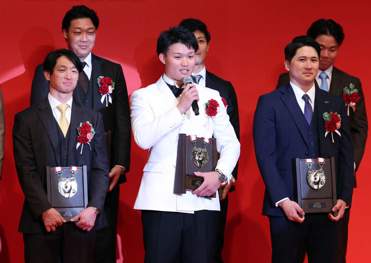 NPB AWARDS 2025　ベストナイン賞のインタビューで、白い衣装について語る阪神森下（中央）（撮影・浅見桂子）