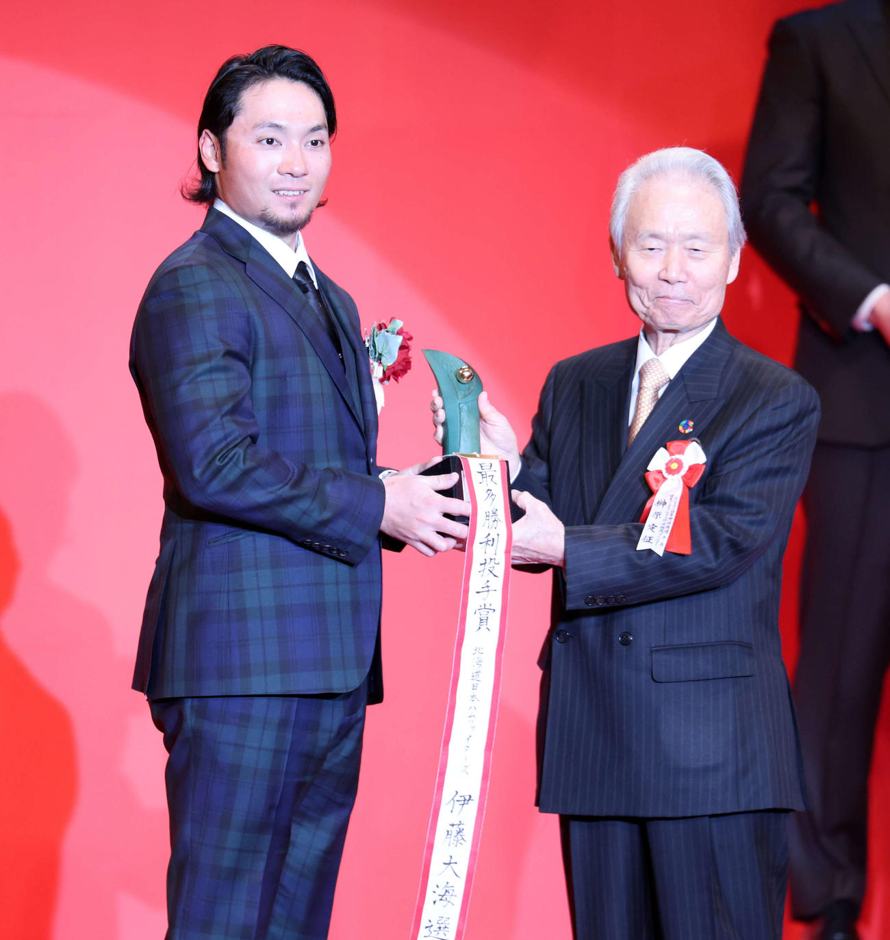 NPB AWARDS 2025　パ・リーグの最多勝利投手賞等2冠を受賞した日本ハム伊藤（撮影・浅見桂子）