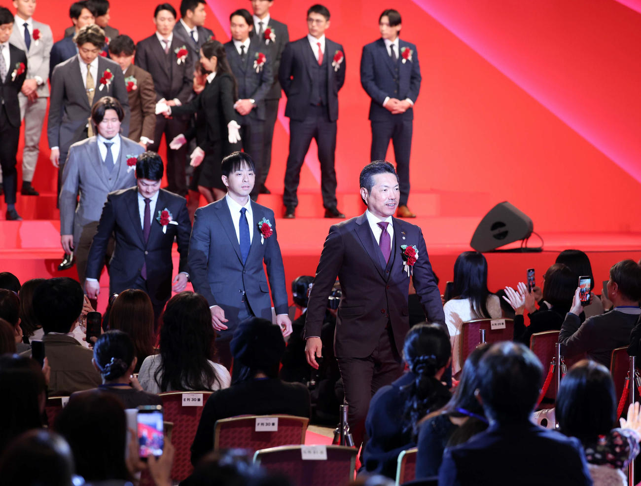 NPB AWARDS 2025　授賞式後、ファンの花道を引き揚げる小久保監督らソフトバンクの選手たち（撮影・浅見桂子）