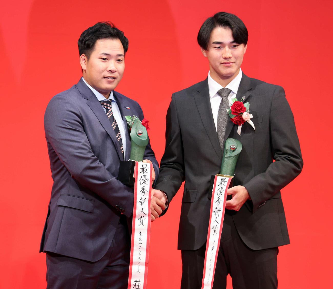 NPB AWARDS 2025　最優秀新人賞を受賞したヤクルト荘司（左）とロッテ西川（撮影・浅見桂子）
